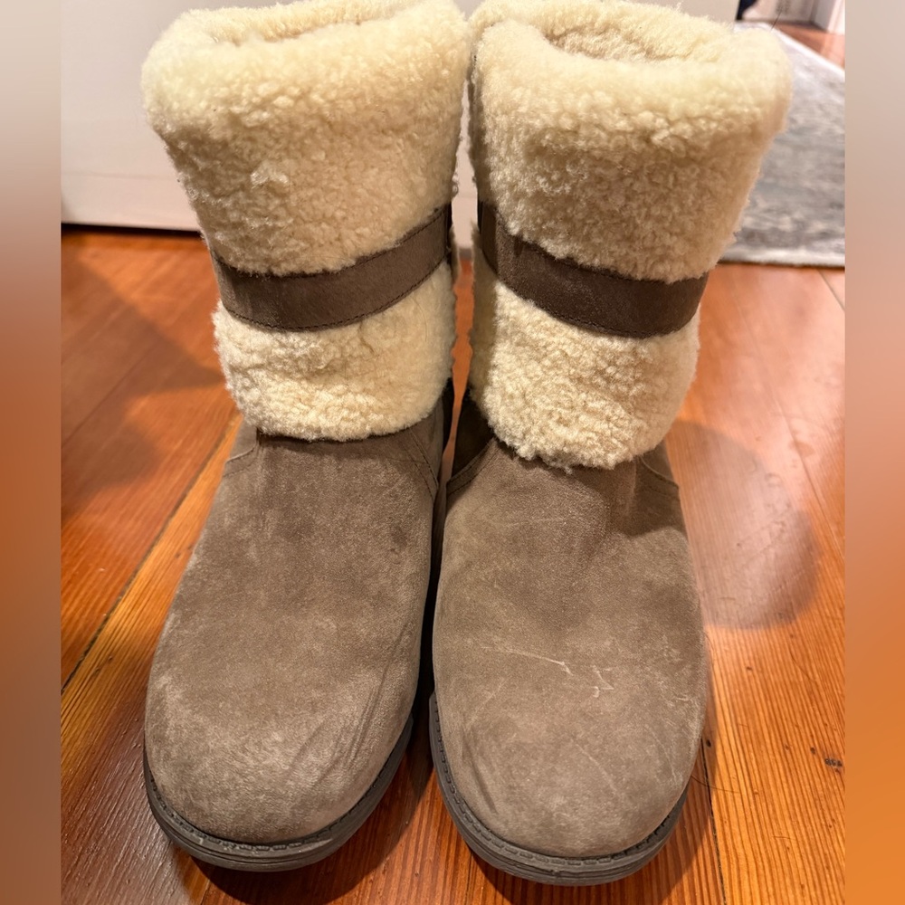 UGG Boots - Picture 2 of 8